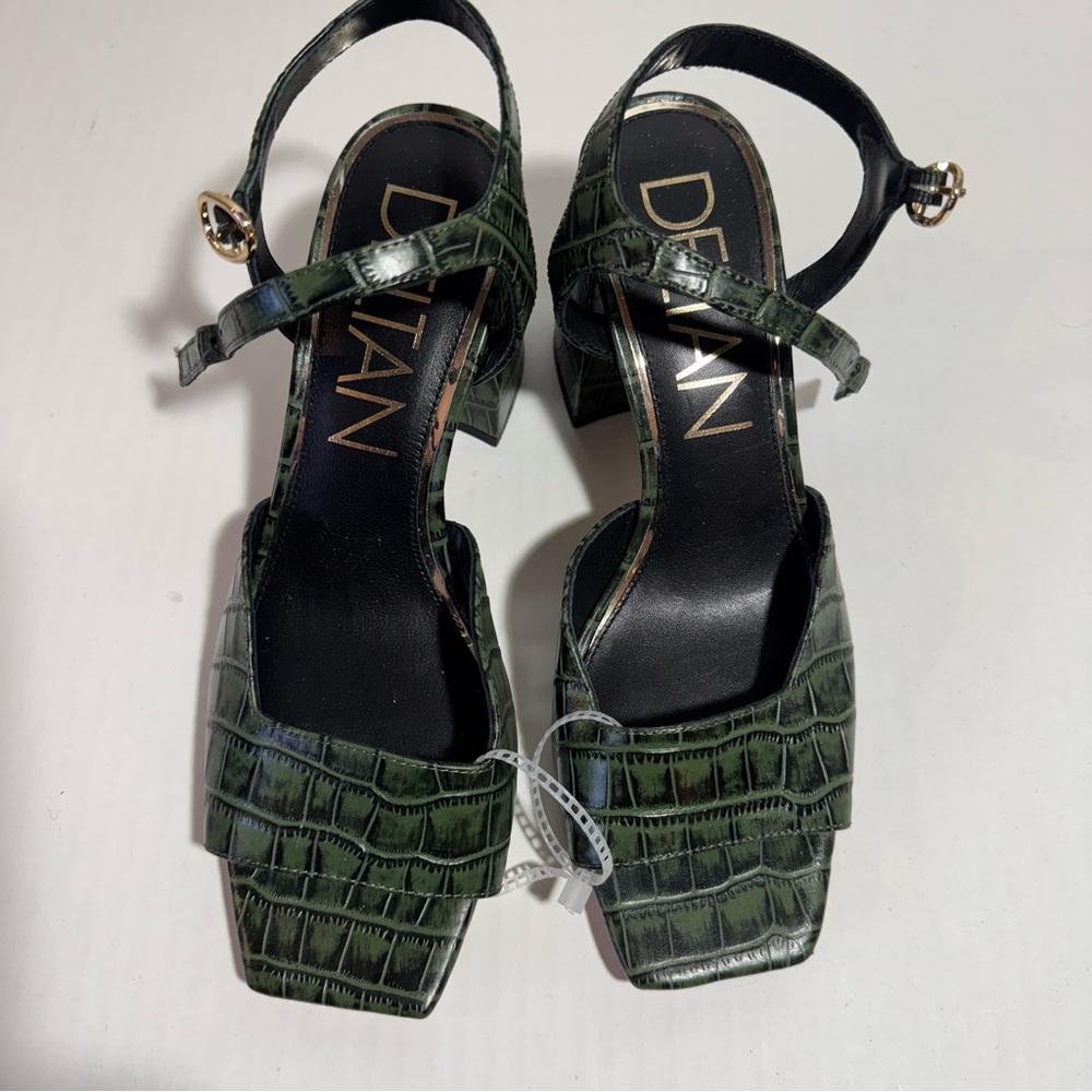 Deltan women’s heal size 8 med. leather sole. Green.